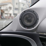 ミッドローとして用いるのはバレルのMB3。80mmユニットをAピラーを加工してビルトイン、中域の豊かなサウンドを支える。