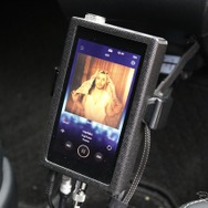 オーディオプレイヤーに用いるiBasso DAP300APEX Ti。質感の高い音楽信号を再生するシステムに似つかわしいプレイヤーだ。