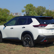 日産エクストレイルのリアビュー。SUVとしてオーセンティックなフォルムだが若干特徴に乏しい