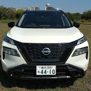 日産エクストレイルのフェイス。ヘッドランプが下段、ポジションランプが上段という構成。ヘッドランプは先行車、対向車を避けて照射するアクティブハイビームだ
