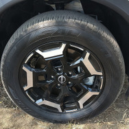タイヤは235/60R18サイズの住友ゴム「ファルケンZIEX 310A」