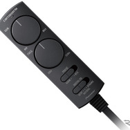 「パワードサブウーファー」のリモコンの一例（カロッツェリア・TS-WX140DA）。