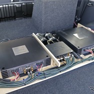 パワーアンプ２台とDSP、キャパシターなどを効率よく収めるフラット構造のアンプラックを設計した。