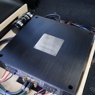 パワーアンプに用いるのはブラックスのMX4×2台。クリアサウンド、正確性の高い音を好みオーナーが選んだ逸品だ。