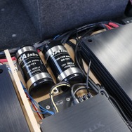 電源系は下層アースなどにも気を配るオーナー。キャパシターを配置して瞬発的な電力供給にも対応する。