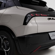 アルファロメオ『ジュニア イブリダ』の限定車「Avorio Classico（アヴォリオ クラシコ）」