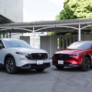 マツダ CX-5 新型（左）と従来モデル（右）