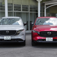 マツダ CX-5 新型（左）と従来モデル（右）