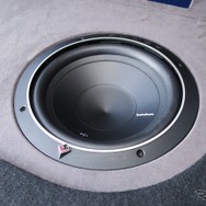 サブウーファーにはロックフォードの10インチユニットであるP1S4-10を2発インストール。深みのある低音を再生する。