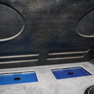 中央のユニットがインストールされているスペースにはボードによるプロテクトを施して荷物の積載性も確保した。