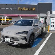充電するBYD シーライオン6