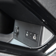 USBポートが見えづらい場所にあるため、手探りで取り付ける人が多く、周囲が傷だらけだ