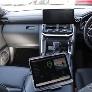 広いステージを実現するためのドアミラー裏への中高域スピーカーの取り付けなど目的意識を明確にした取り付けが実施される。