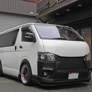 2台のハイエースを乗り継いでいる吉川さん。今回はオーディオにも車中泊にも力を入れるインテリアを作り上げた。