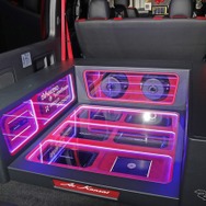 荷室全面を使ったオーディオインストールは圧巻。コの字形状のインストールデザインはアクリル＆イルミ使いで映える仕様。