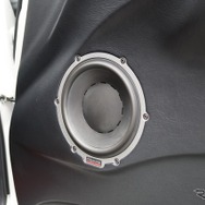 ドアも丸ごと加工され、ミッドバスの取り付け位置も大幅変更されているのがわかる。プレスラインなどのデザインも美しい。