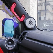 Aピラーにはツイーター、ドア上部にはミッドレンジをインストール。大型のツイーターをうまく収める加工処理も見どころ。