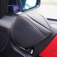 ミッドレンジ用のカバーもワンオフ、駐車時などはカバーをかぶせることでスピーカーの日焼けを防ぐ役目がある。