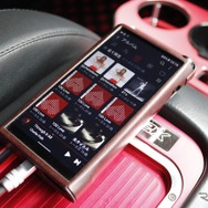 音楽を楽しむ際には音質面を考慮して定評のあるDAPであるFiioのM15をチョイス。DSPに対してUSB接続される。
