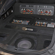 高度な「イコライザー」が搭載された「DSP」を積んでいるオーディオカーの一例（製作ショップ：AVカンサイ＜大阪府＞）。