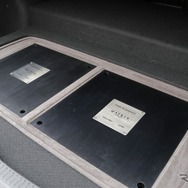 トランクルームのフロアのカバーを開けると中にはブラックスのパワーアンプであるMX4-PROが2台インストールされている。