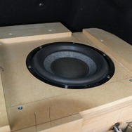 サブウーファーにはUtopia Be ULTIMAの200mmユニットである8W Ultimaを用いてステレオ再生する。