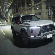 都会のナイトシーンに映えるGX550。マットプロテクションフィルムがボディラインの美しさを際立たせる