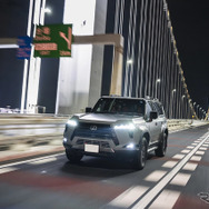 走行中の姿にも上品な迫力を感じさせるGX550。マットな質感が都会的な印象を高めている