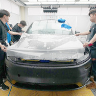 施工スタッフが多く広い面の施工も難なくこなしていく