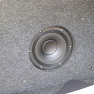 サブウーファーユニットにはパイオニアのTS-W10RSを2発チョイス。ステレオ再生で低音の立体感を表現した。