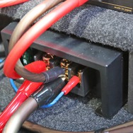 パワーアンプのドライブに用いるパワーアンプにはカロッツェリアのPRS-D700を2台用いる。