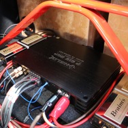フロントスピーカーのドライブと調整機能を一手に引き受けるDSPアンプにはヘリックスのP-SIX DSP ULTIMATEを選んだ。