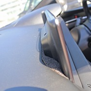 取り付け部の背面を見ると加工の後は見られるもののの、9型モニターを美しく収めている。