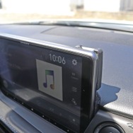 モニターの右背面に取り付けられているのがSDカードのスロット、ナビへの音楽データ入力をサポートする。