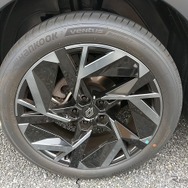 タイヤサイズは225/45R19。車重1.4トン台には十分すぎる性能で、少々コーナリングスピードが速くてもびくともしなかった