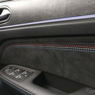トリムやステアリングのトリコロールステッチはエスプリアルピーヌのみの仕様