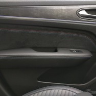 フロントドアトリム。ルノーならではという独自性には欠けるが仕立ては良かった