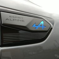 フロントフェンダー側面の「ESPRIT ALPINE」ロゴ。このブルーのロゴが付いているだけで萌える
