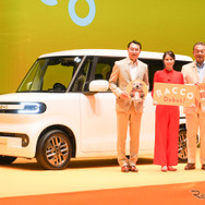 BYD ラッコのCMキャラクターをつとめる女優の広瀬アリスさん（中央）