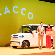 BYD ラッコと、左からBYD劉副総裁、広瀬アリスさん、BYD Auto Japan東福寺厚樹社長