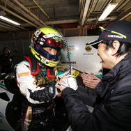 Q1突破を果たし、笑顔の#2 高橋一穂（左）。バトンを受けた加藤寛規がGT300ポール獲得を決めた。