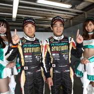 GT300ポールの#2 ロータス、加藤（中央左）と高橋（同右）。