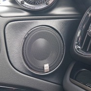 ドア上部の純正位置にはバッフル面を加工してミッドロー（モレルのハイブリッドMW4）をインストールする。