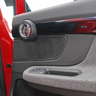 車内の音場の広がり感を演出するためにリアスピーカーにはモレルのBMW専用モデルをインストールしている。