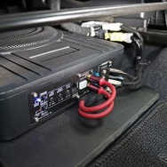 設置スタイルにもこだわってパワードサブウーファーのポテンシャルを十分発揮させているのも見どころ。