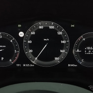 CX-80 XD-HYBRIDのインパネ。ハイブリッドであることを誇示するような演出はなく、きわめてオーソドックス