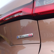 バックドアにマイルドハイブリッドを示す「e-SKYACTIV-D」のオーナメントが