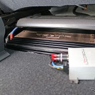 助手席シート下にも同じくザプコのパワーアンプであるZ150をインストール。ツイーターをドライブするのはモスコニのピコ2。