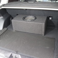 ラゲッジには多くのユニットを置かないのがオーナーのコンセプト。サブウーファーのみが設置され荷物の積載も十分可能。