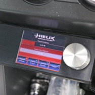 コクピットでの使用頻度が高いダイレクター。センタークラスターの下部に取り付けて視認性と操作性を高めている。